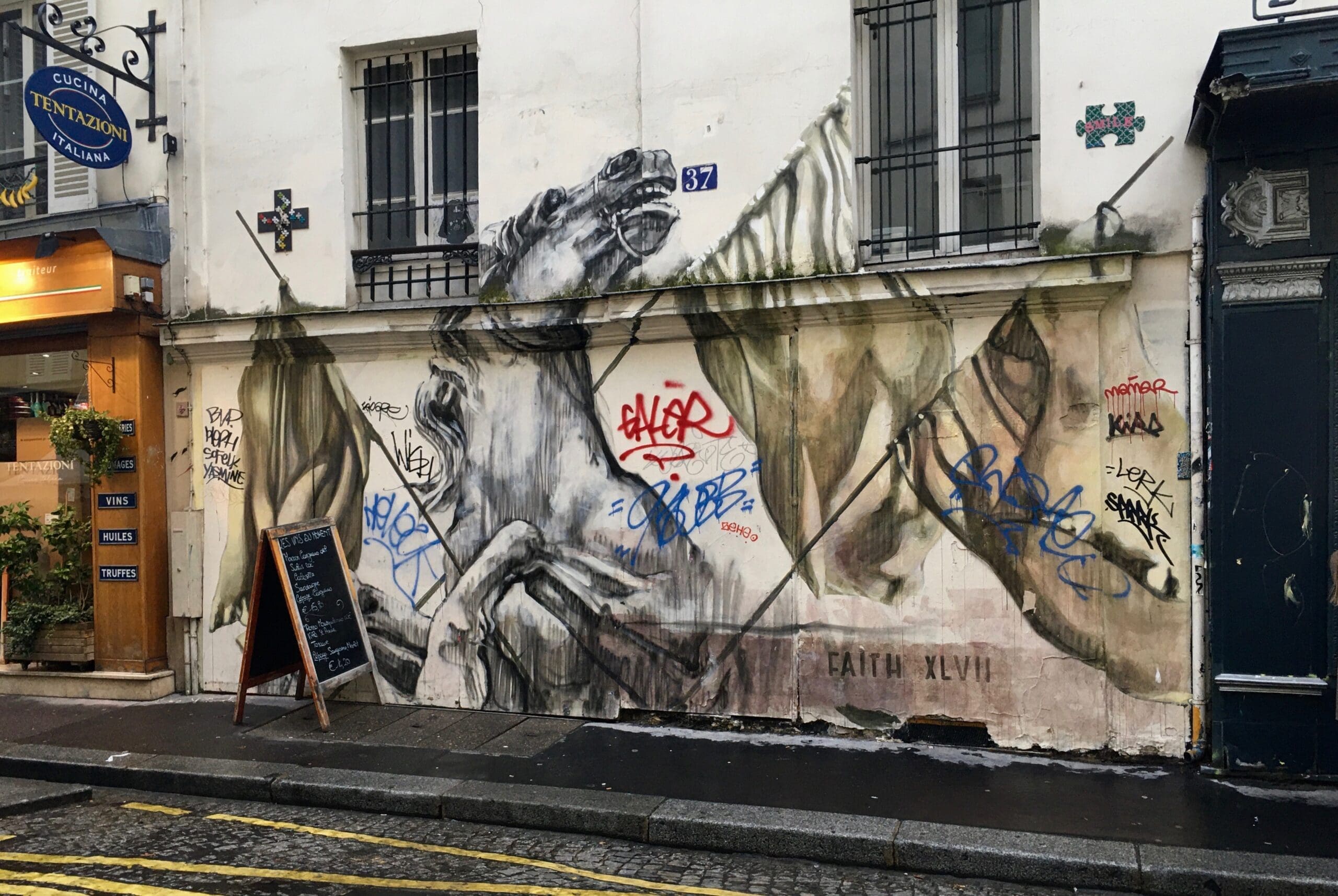 découvrez le charme du mur de montmartre en octobre : couleurs automnales, ambiance artistique et balades romantiques au cœur de paris.