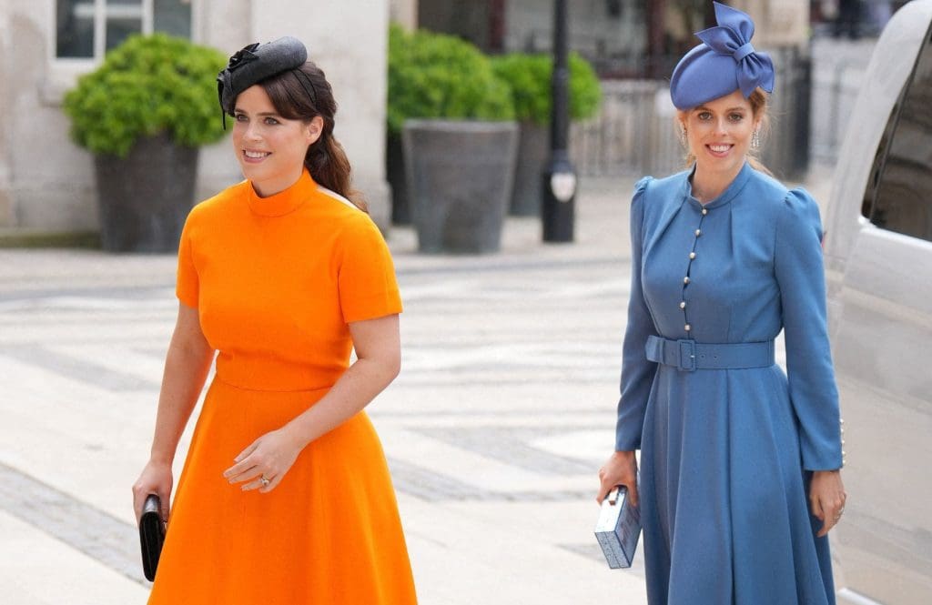 découvrez comment la pression médiatique et publique affecte la vie d'eugénie et béatrice, les princesses britanniques confrontées aux attentes de la famille royale et à la curiosité du public.