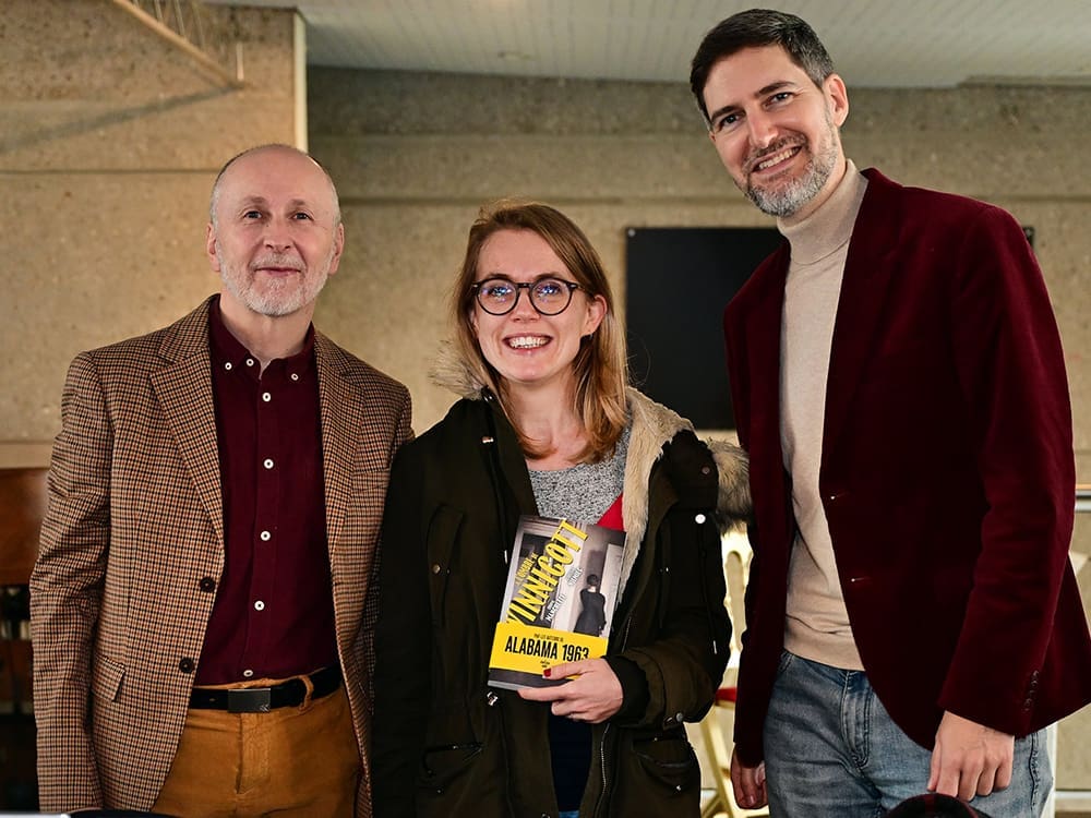 découvrez une rencontre surprenante qui bouleverse le quotidien et ouvre la porte à des émotions inattendues. laissez-vous emporter par cette histoire pleine de charme et de mystère.