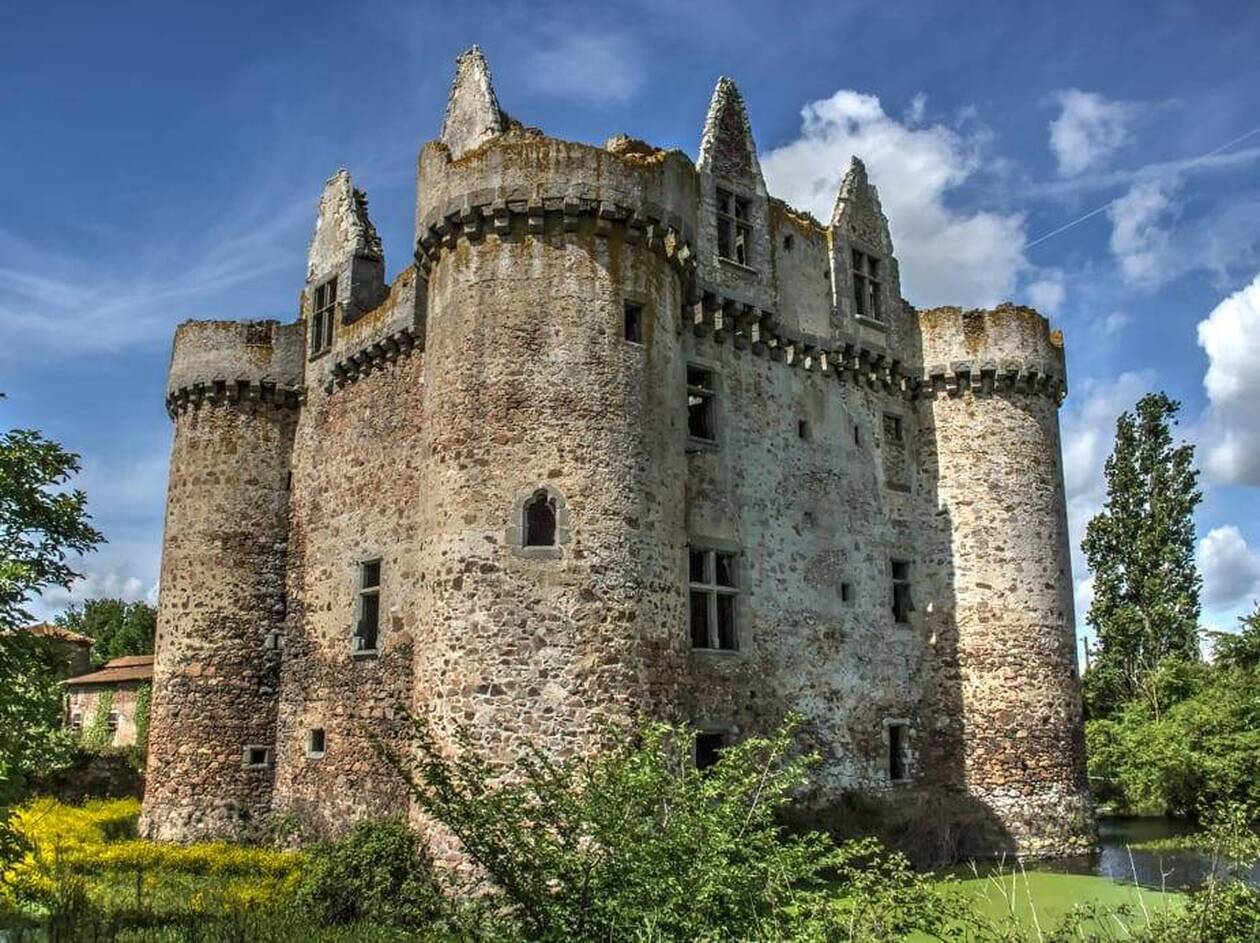 découvrez les secrets fascinants des châteaux des deux-sèvres : histoires cachées, légendes et trésors du patrimoine architectural de cette belle région de france.