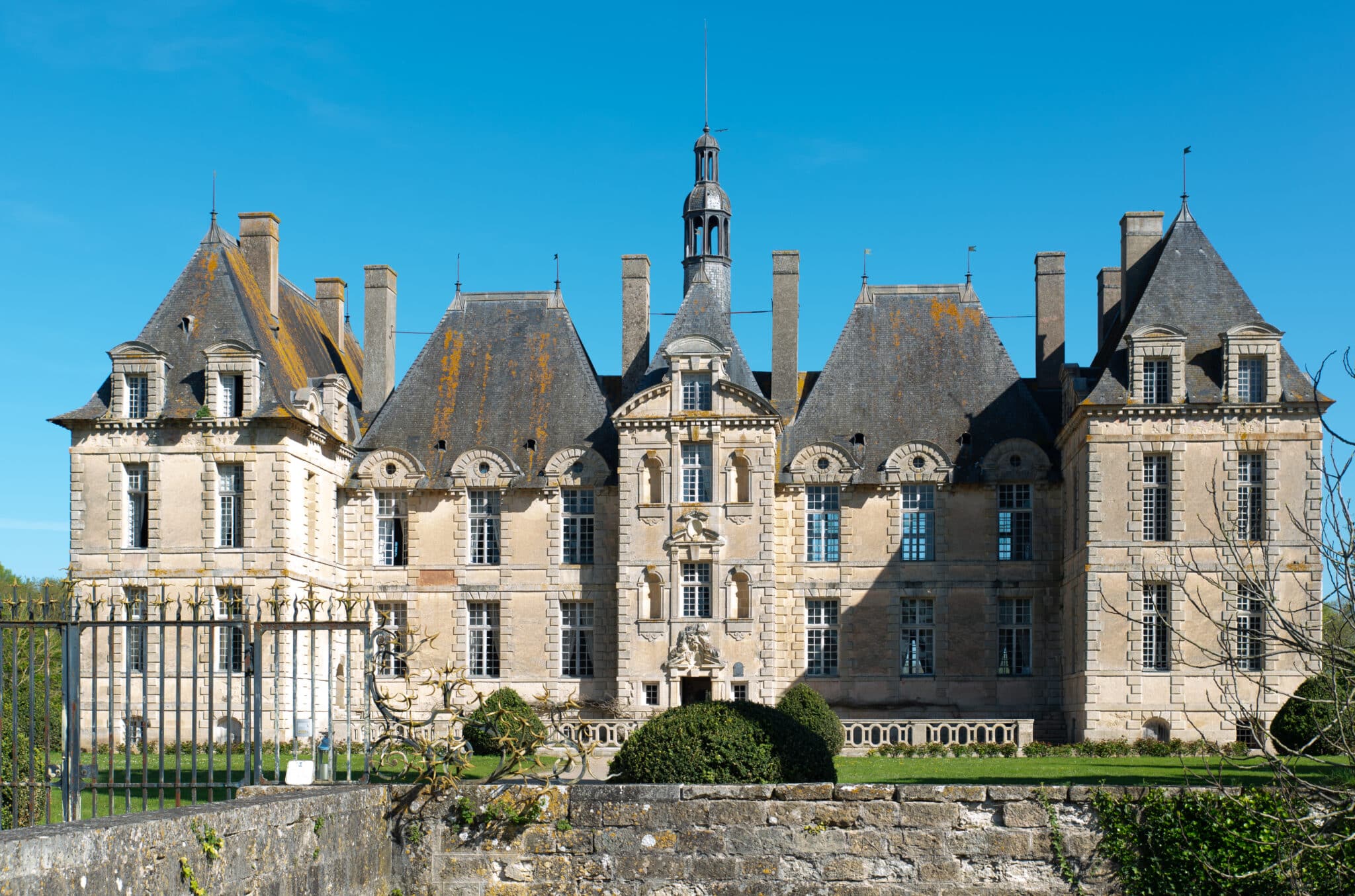 découvrez les secrets fascinants des châteaux des deux-sèvres : histoires mystérieuses, patrimoine caché et anecdotes inédites sur ces joyaux architecturaux de l’ouest de la france.