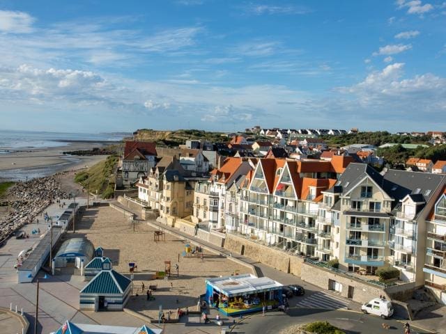 découvrez le charme authentique d'un village sur la côte d'opale : plages magnifiques, patrimoine préservé et activités pour toute la famille. vivez une expérience unique au cœur du littoral nord de la france.