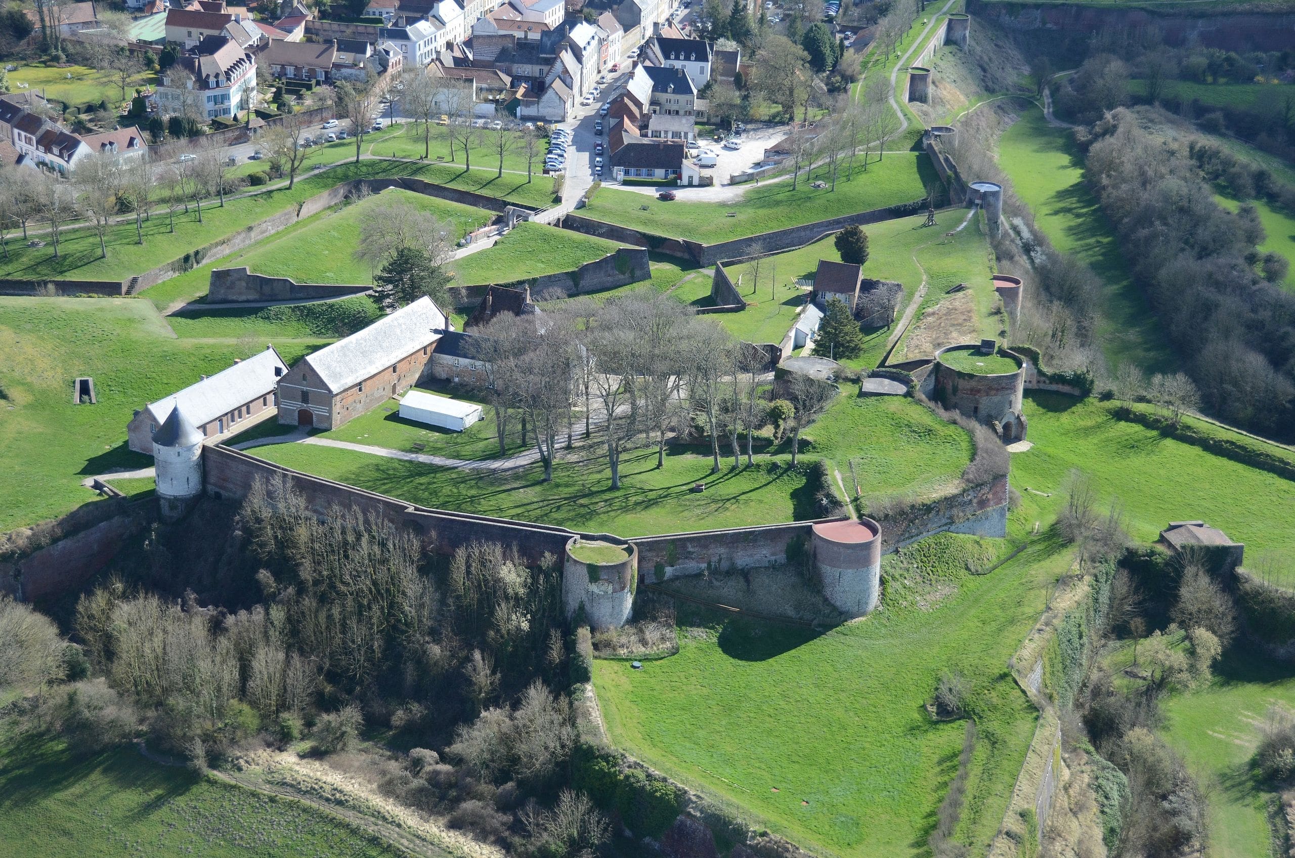 découvrez le charme authentique d'un village sur la côte d'opale : entre plages sauvages, patrimoine préservé et ambiance conviviale, vivez une escapade unique au cœur du littoral nord de la france.