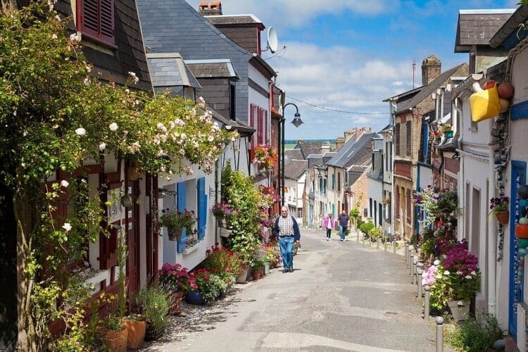 découvrez le charme authentique d’un village sur la côte d’opale : traditions locales, paysages magnifiques, plages sauvages et activités pour toute la famille. offrez-vous une escapade inoubliable au cœur du littoral nord de la france.