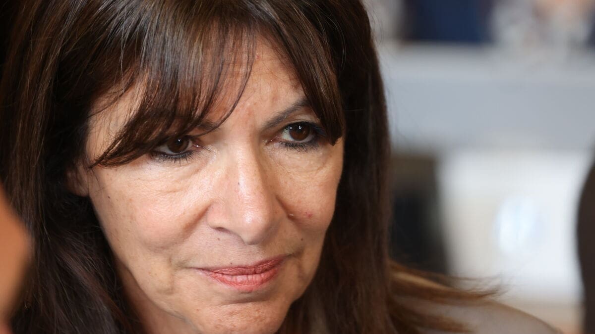 découvrez le projet discret d'anne hidalgo pour soutenir l'onu dans l'aide aux réfugiés, une initiative engagée et solidaire.