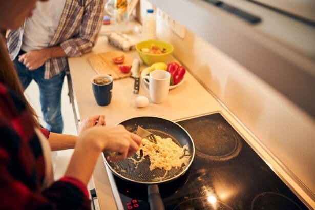découvrez l'astuce de chef incontournable pour réussir une omelette moelleuse et savoureuse à chaque fois. suivez nos conseils simples pour un résultat parfait !