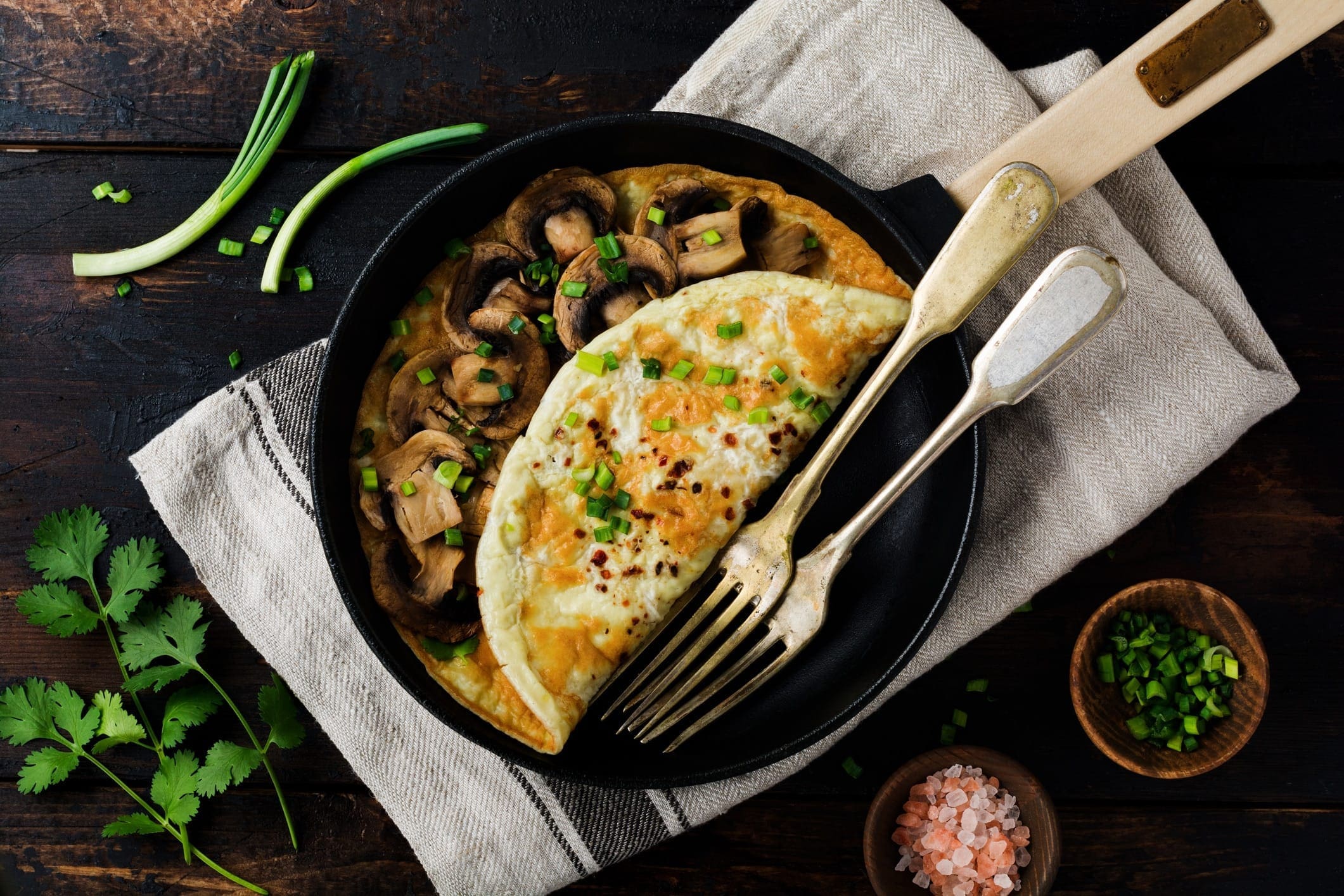 découvrez l'astuce de chef incontournable pour réussir une omelette moelleuse et savoureuse à tous les coups.