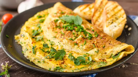 découvrez l'astuce de chef incontournable pour préparer une omelette moelleuse et savoureuse à chaque fois. suivez nos conseils simples et profitez d'un plat parfaitement réussi.