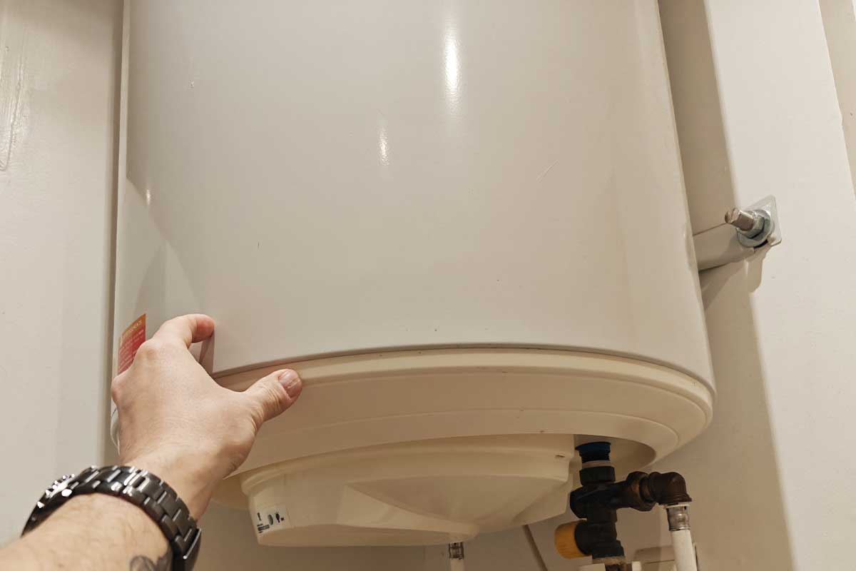 découvrez des astuces de plombiers pour économiser sur votre consommation d'électricité et réduire vos factures.