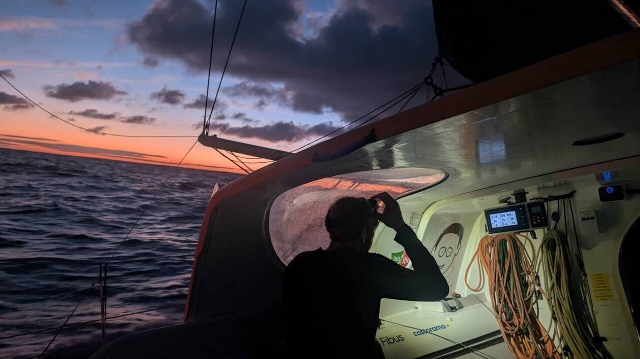 suivez le carnet de bord de nicolas d’estais lors de la transat café l’or, une aventure maritime passionnante pleine de défis et de découvertes.
