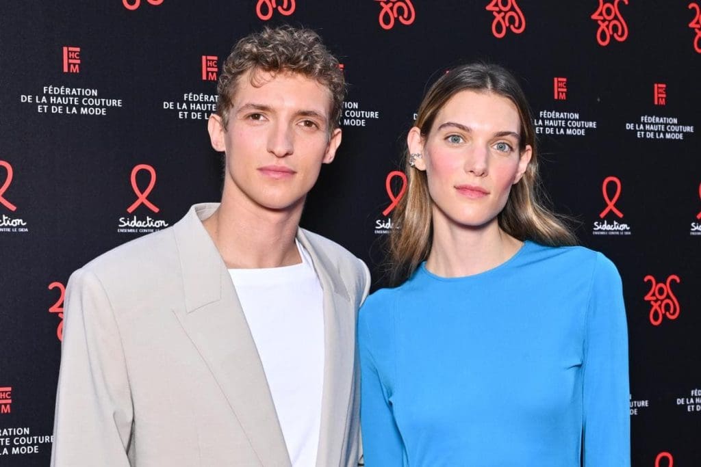 découvrez comment charlotte cardin célèbre 10 ans d'amour avec aliocha schneider, une histoire inspirante de passion et de complicité.