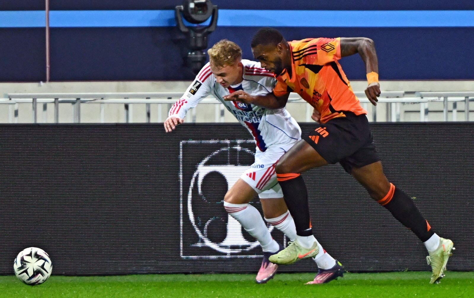 découvrez l'analyse des controverses liées aux points perdus par l'ol en ligue 1, décryptant les décisions arbitrales et leur impact sur le classement.