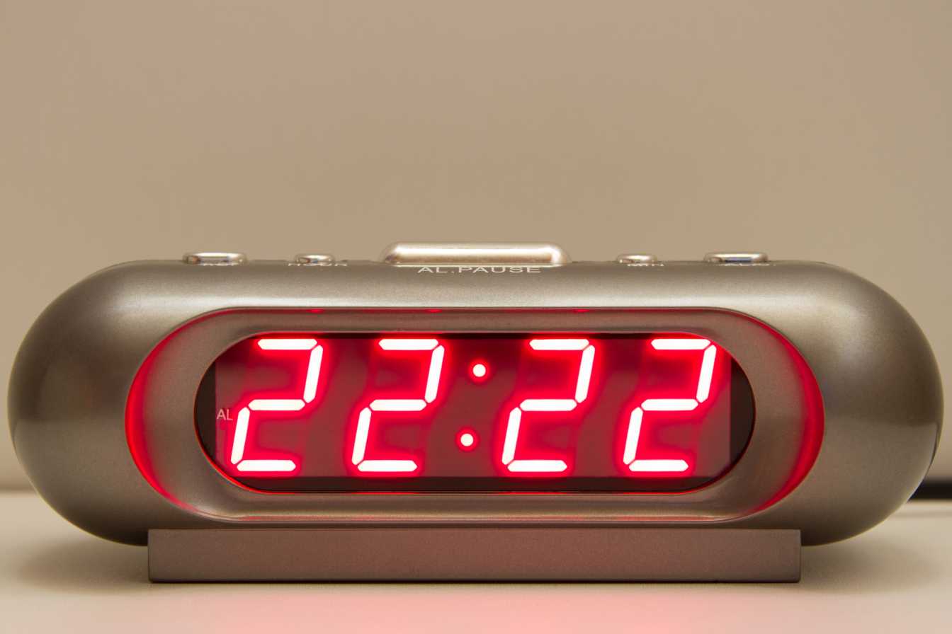 découvrez la signification de l'heure miroir 21h21 : message spirituel, interprétations en amour, travail et spiritualité. que révèle cette synchronicité pour vous ?