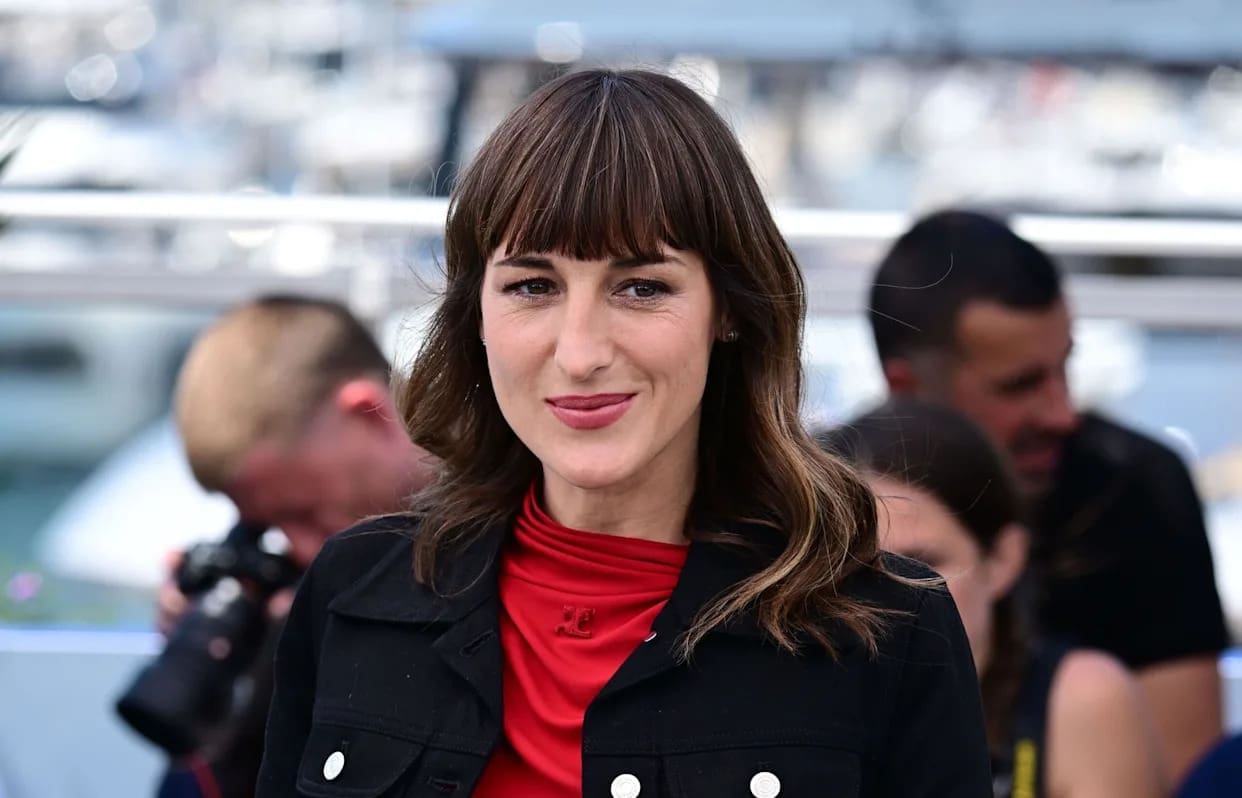 découvrez l'annonce émouvante de juliette armanet qui dévoile sa grossesse lors d'une apparition sur le tapis rouge.