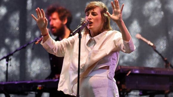 découvrez l'annonce émouvante de juliette armanet qui révèle sa grossesse lors d'une apparition remarquée sur le tapis rouge.