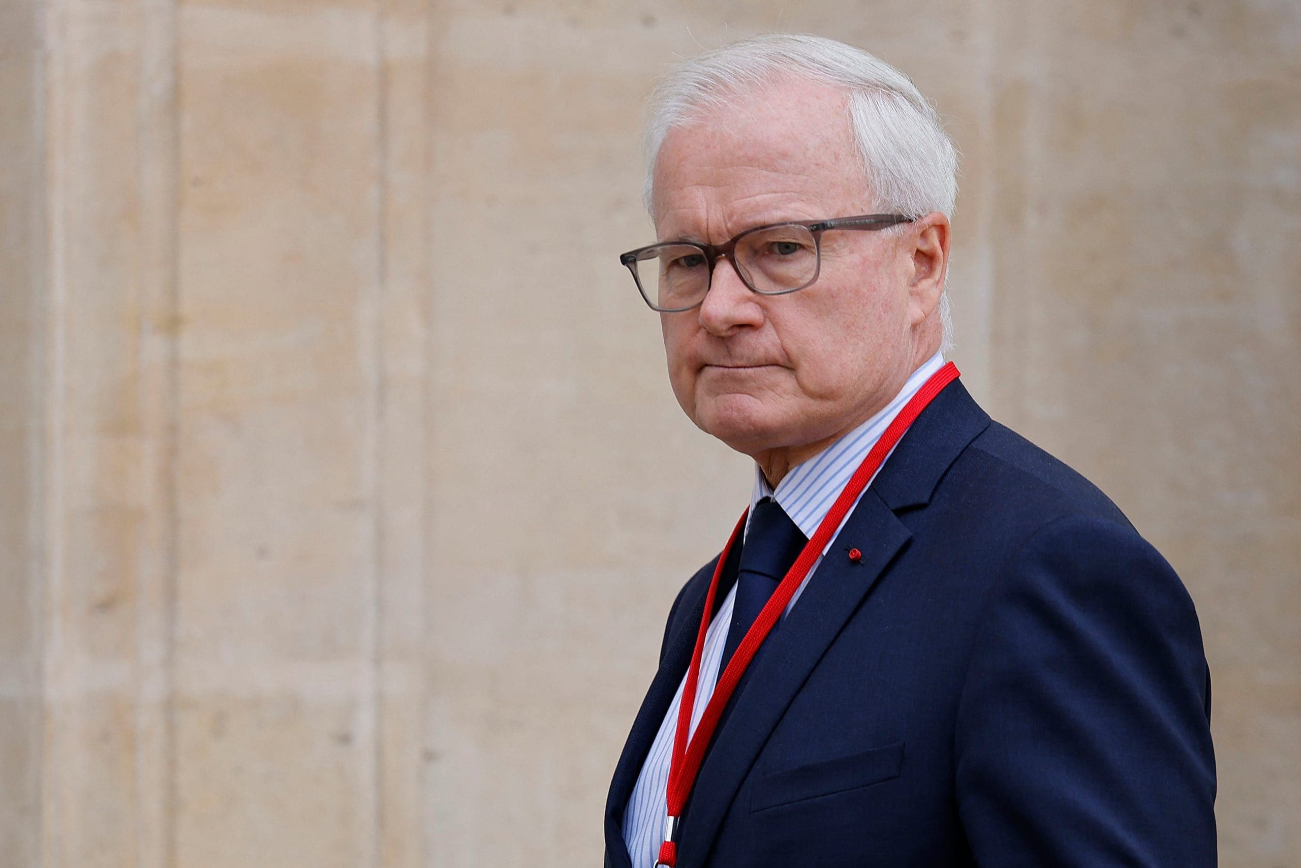 l'ancien chef de la dgse jugé pour détention d'un magot caché et des liaisons troubles, une affaire qui soulève de nombreuses questions au cœur des services secrets français.