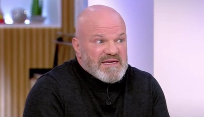 découvrez les conseils forme de philippe etchebest à 58 ans pour rester en pleine santé et plein d'énergie au quotidien.