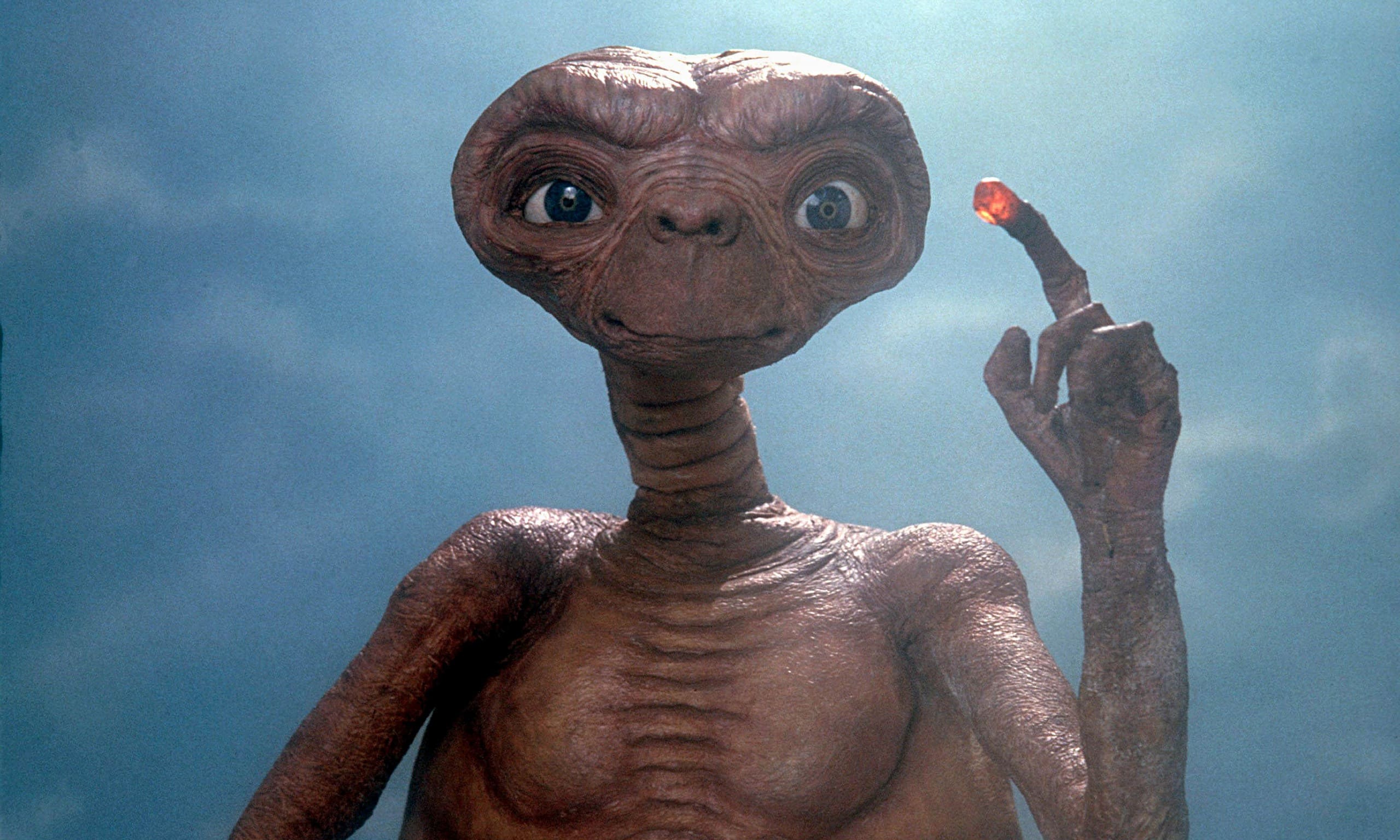 découvrez l'identité secrète du costume emblématique d'e.t. et plongez dans les coulisses de sa création unique.