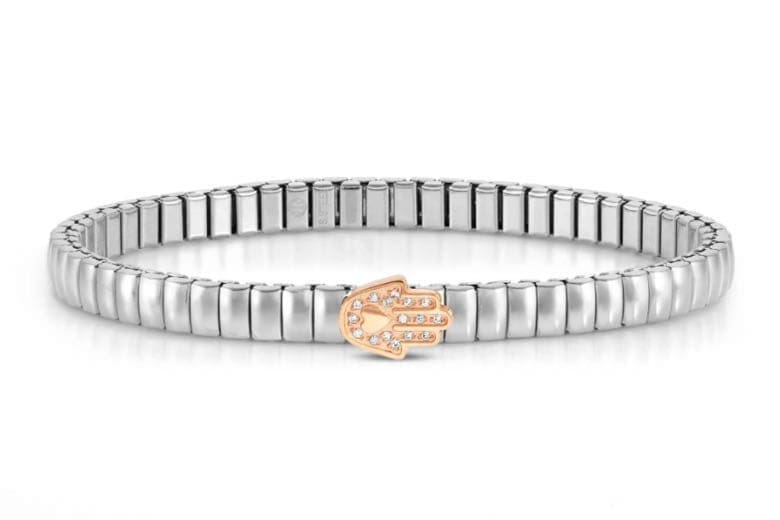 découvrez la signification et l'histoire de la main de fatma, un symbole protecteur chargé de traditions et de mystères.