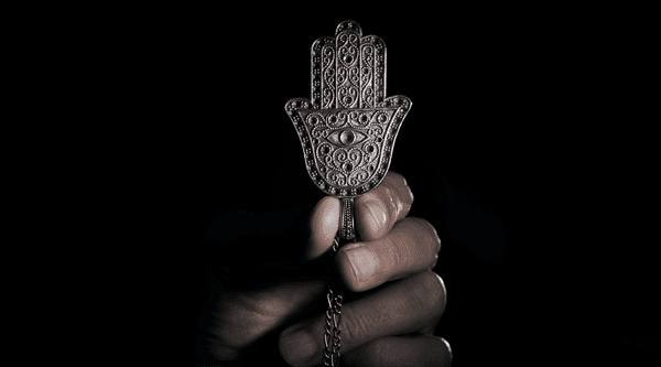 découvrez la signification et l'histoire de la main de fatma, un symbole protecteur riche en traditions et en mystères.