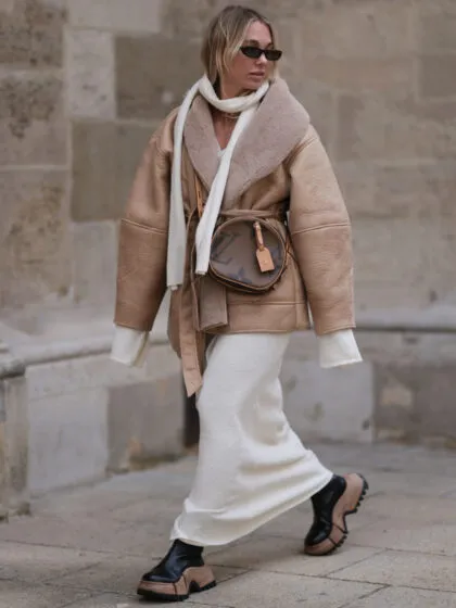 découvrez notre sélection de manteaux tendance, parfaits pour accompagner vos robes de soirée avec élégance et style lors de vos événements spéciaux.