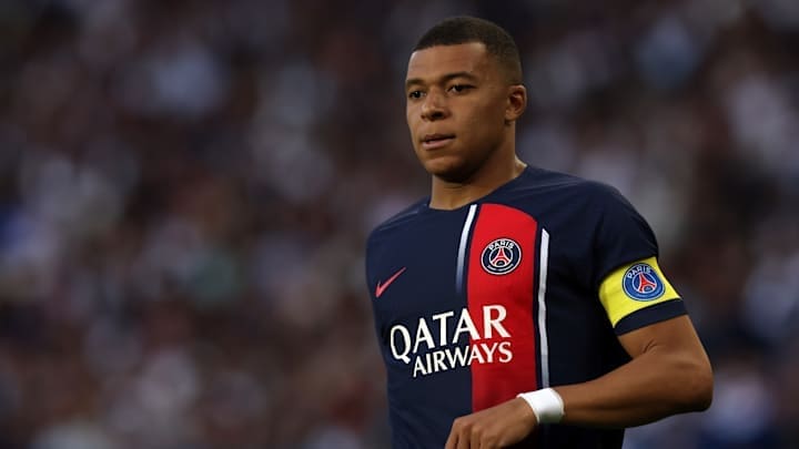 découvrez les détails exclusifs sur l'accord confidentiel supposé entre mbappé et le real madrid, ses implications pour le futur du football.