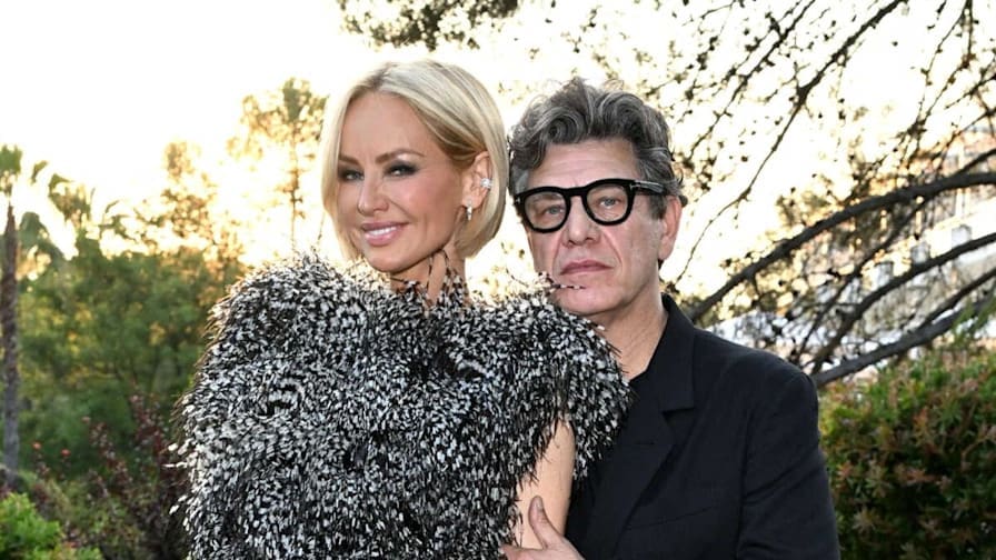 découvrez la première photo de philippe bas, devenu papa à 52 ans, un moment d'émotion partagé avec sa fille.