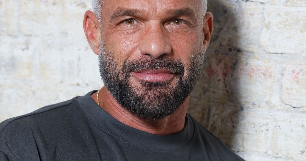 découvrez la première photo émouvante de philippe bas, devenu papa à 52 ans, partageant un moment précieux avec sa fille.