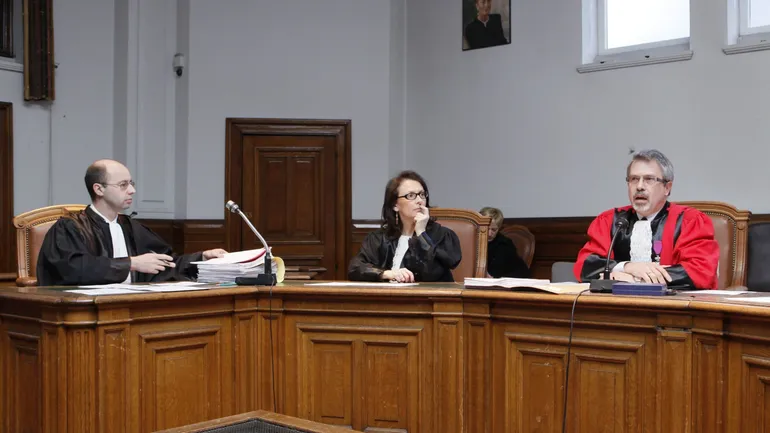 un procureur espagnol a été condamné pour avoir violé le secret judiciaire, soulevant des questions sur la confidentialité des procédures légales en espagne.