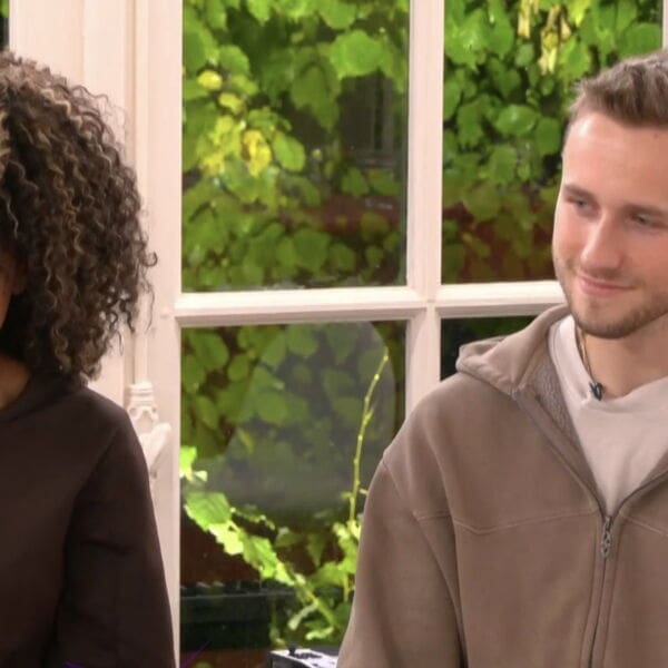 découvrez les secrets du château dans star academy avec léane et théo l., un couple discret qui captive les fans. intrigues et romance au rendez-vous !
