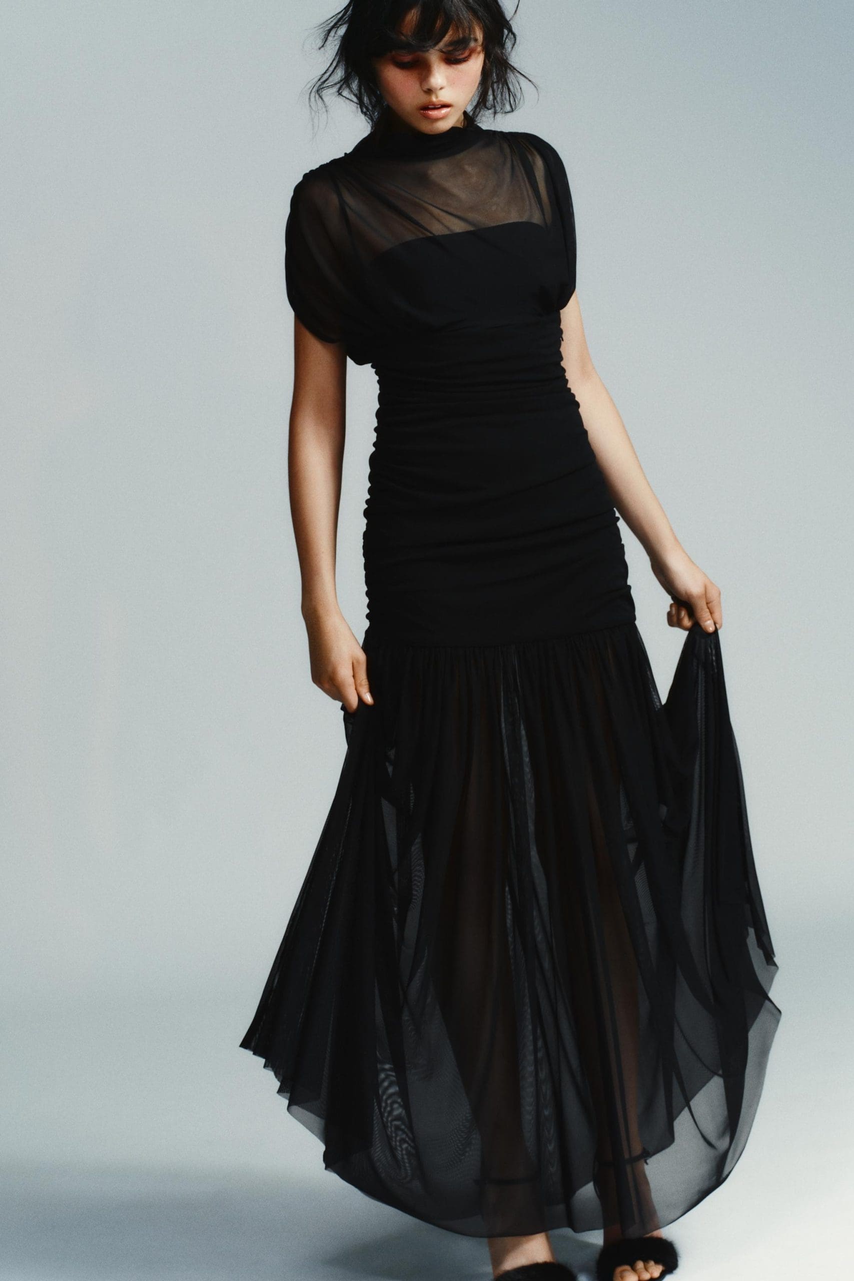 découvrez 15 robes de soirée festives signées zara, idéales pour briller lors de vos événements et célébrations.