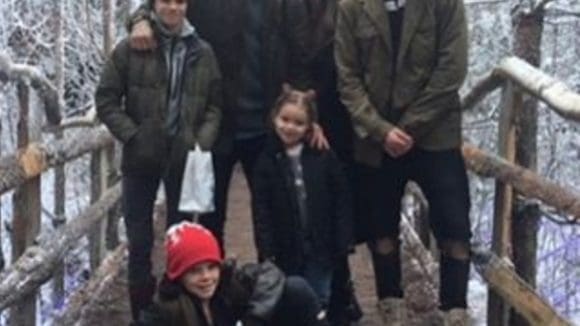 découvrez l'émouvante histoire des beckham, abandonnés à noël et réconfortés par ramsay, un récit de solidarité et d'espoir pendant les fêtes.