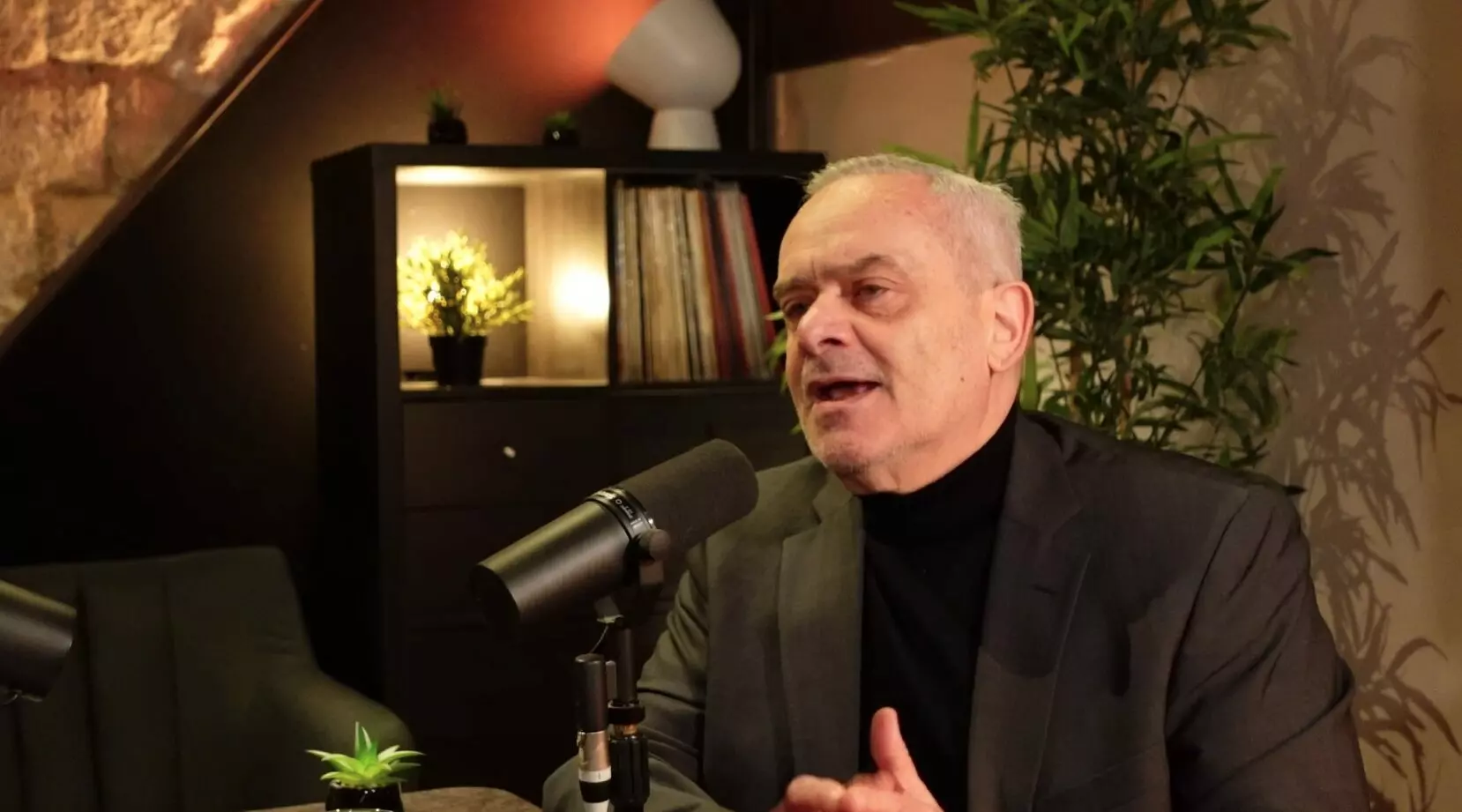 découvrez les réactions de bruxelles face aux discours pro-russes de jacques baud, analysant les critiques et leurs implications politiques.
