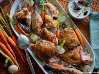 savourez un chapon de noël tendre et doré accompagné d'une sauce aux morilles onctueuse, pour un repas festif et gourmand inoubliable.