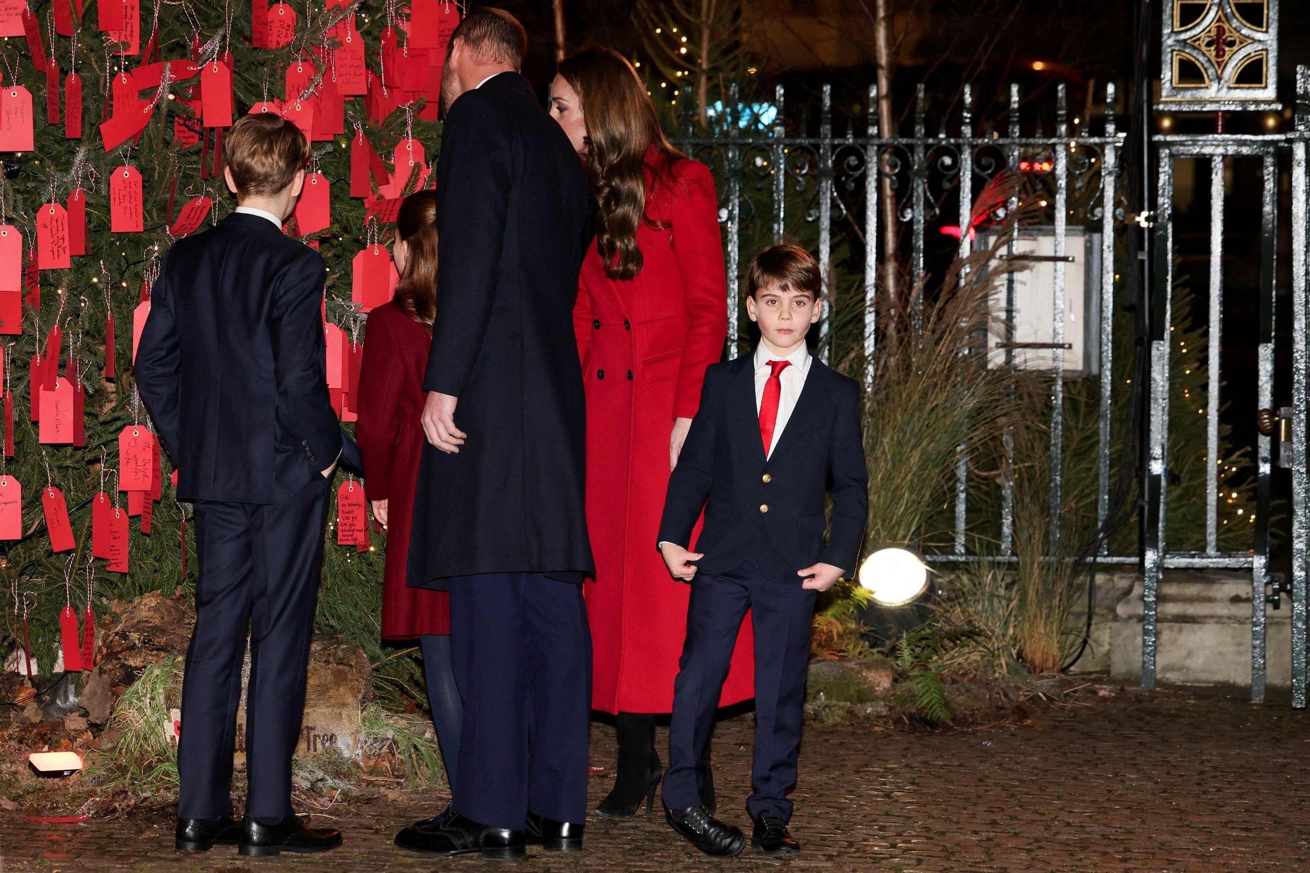 découvrez charlotte, louis et george au festin de noël en compagnie du roi charles, un moment festif et royal plein de joie et de traditions.