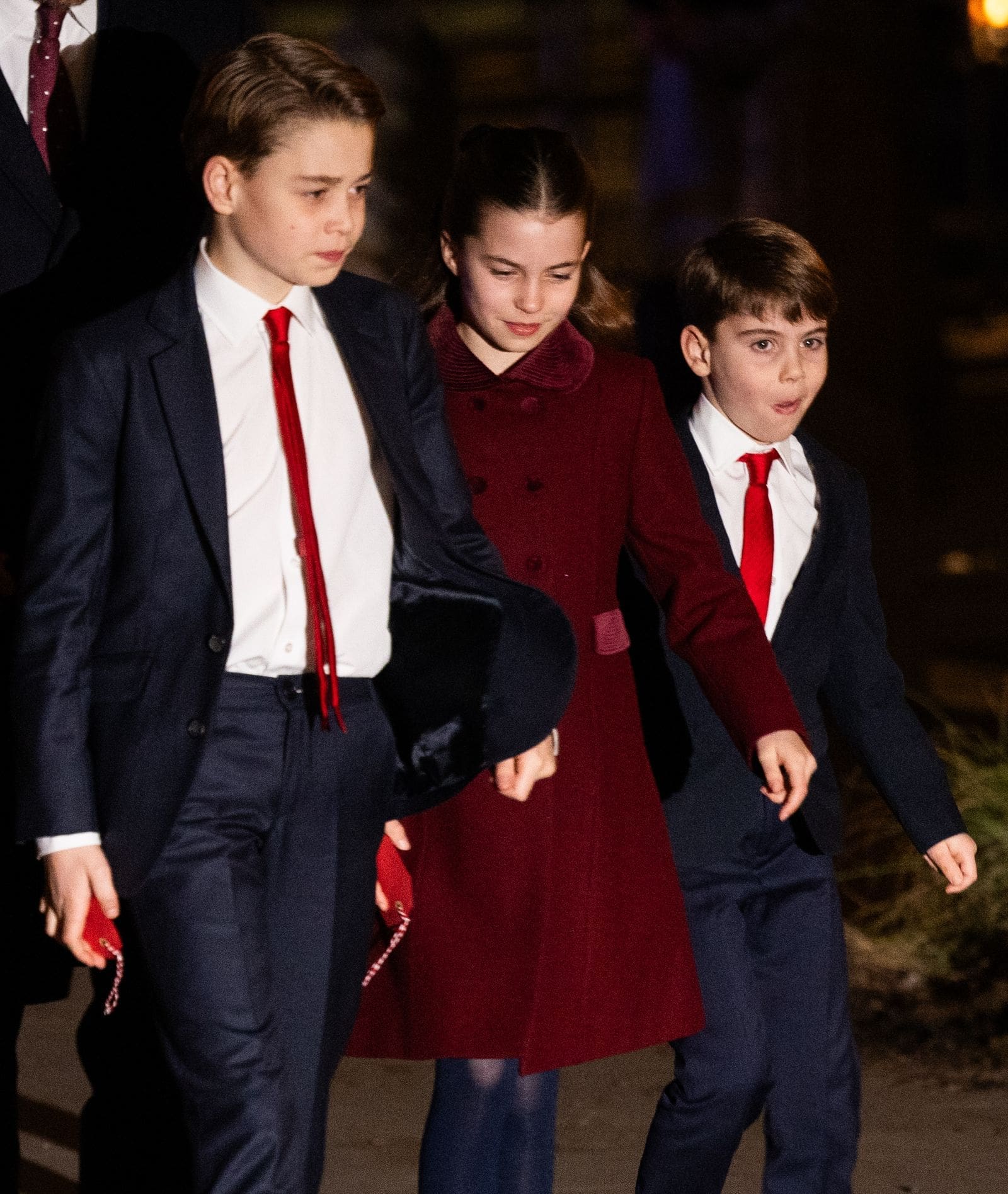 découvrez charlotte, louis et george au festin de noël en compagnie du roi charles, un moment festif et royal empreint de traditions et de joie.