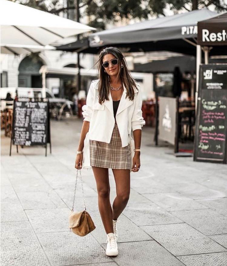 découvrez les chaussures indispensables pour sublimer votre jupe à carreaux cet hiver. alliez style et confort avec nos conseils mode incontournables.