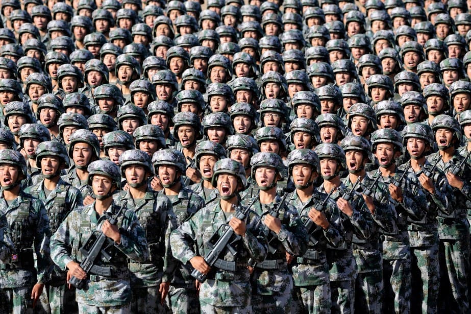 selon un rapport du pentagone, la chine pourrait surpasser l'armée américaine, mettant en lumière les évolutions stratégiques et militaires majeures.