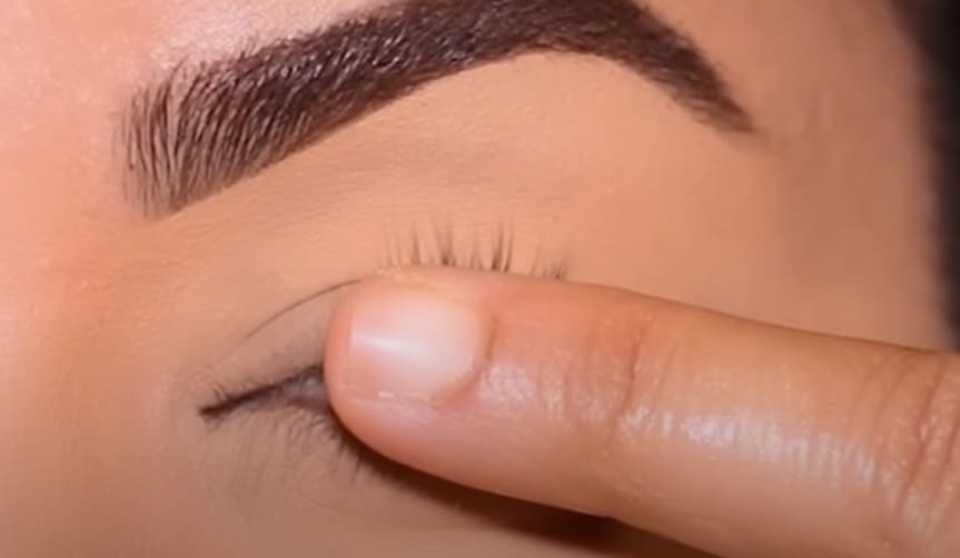découvrez comment garder vos cils parfaitement courbés toute la journée sans utiliser de mascara grâce à nos astuces simples et efficaces.