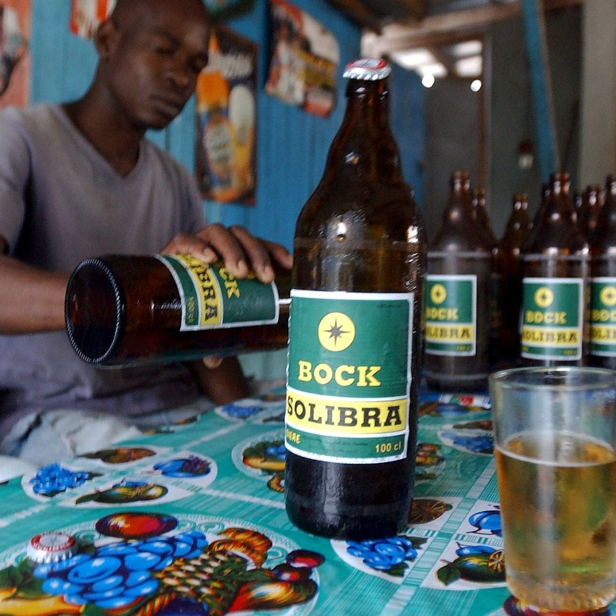 découvrez les tensions au sein de castel, leader de l'empire bière et vin, et les enjeux stratégiques qui redessinent le marché.