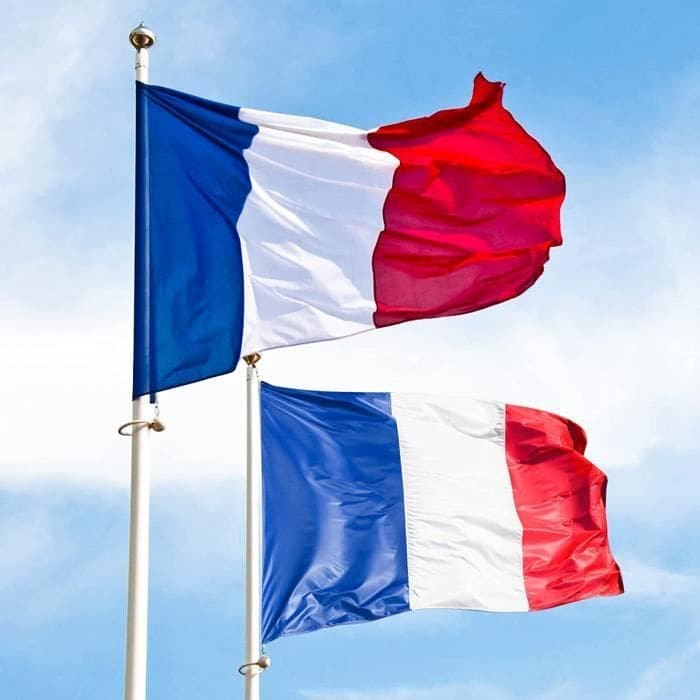 découvrez la signification et l'histoire des couleurs du drapeau français : bleu, blanc et rouge, symboles de liberté, égalité et fraternité.