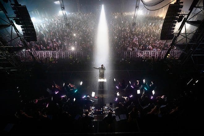 découvrez l'hommage à ken downie, créateur du groupe emblématique the black dog, suite à sa disparition. retrouvez son parcours et son impact dans la musique électronique.