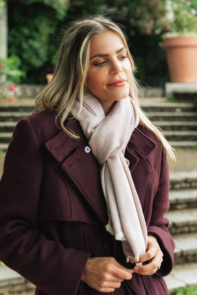 découvrez notre sélection d'écharpes tendance pour l'hiver 2024, alliant style, chaleur et confort pour affronter la saison avec élégance.