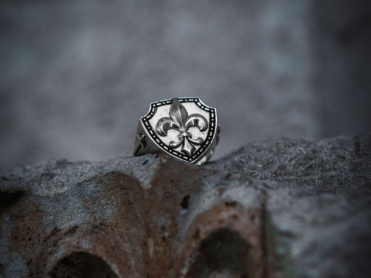 découvrez l'histoire fascinante et la signification symbolique de la fleur de lys, emblème royal et iconique à travers les siècles.