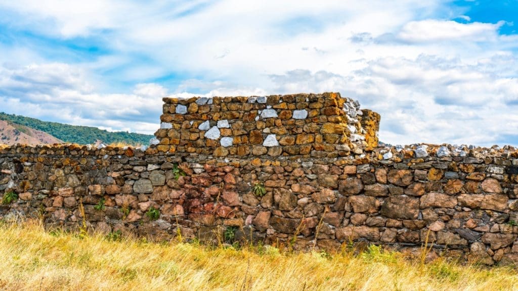 découvrez l'histoire fascinante d'une forteresse millénaire riche en mystères romains, un site emblématique alliant patrimoine et légendes antiques.