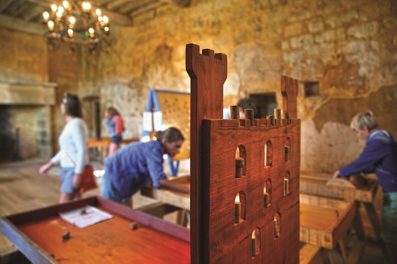 découvrez l'histoire fascinante d'une forteresse millénaire riche en mystères romains, un voyage au cœur du passé antique et de ses secrets captivants.