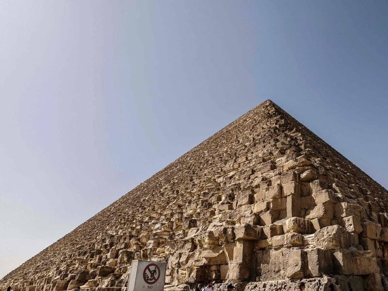 découvrez la révélation fascinante d'un passage secret récemment découvert dans la pyramide de gizeh, ouvrant de nouvelles perspectives sur l'histoire ancienne de l'égypte.