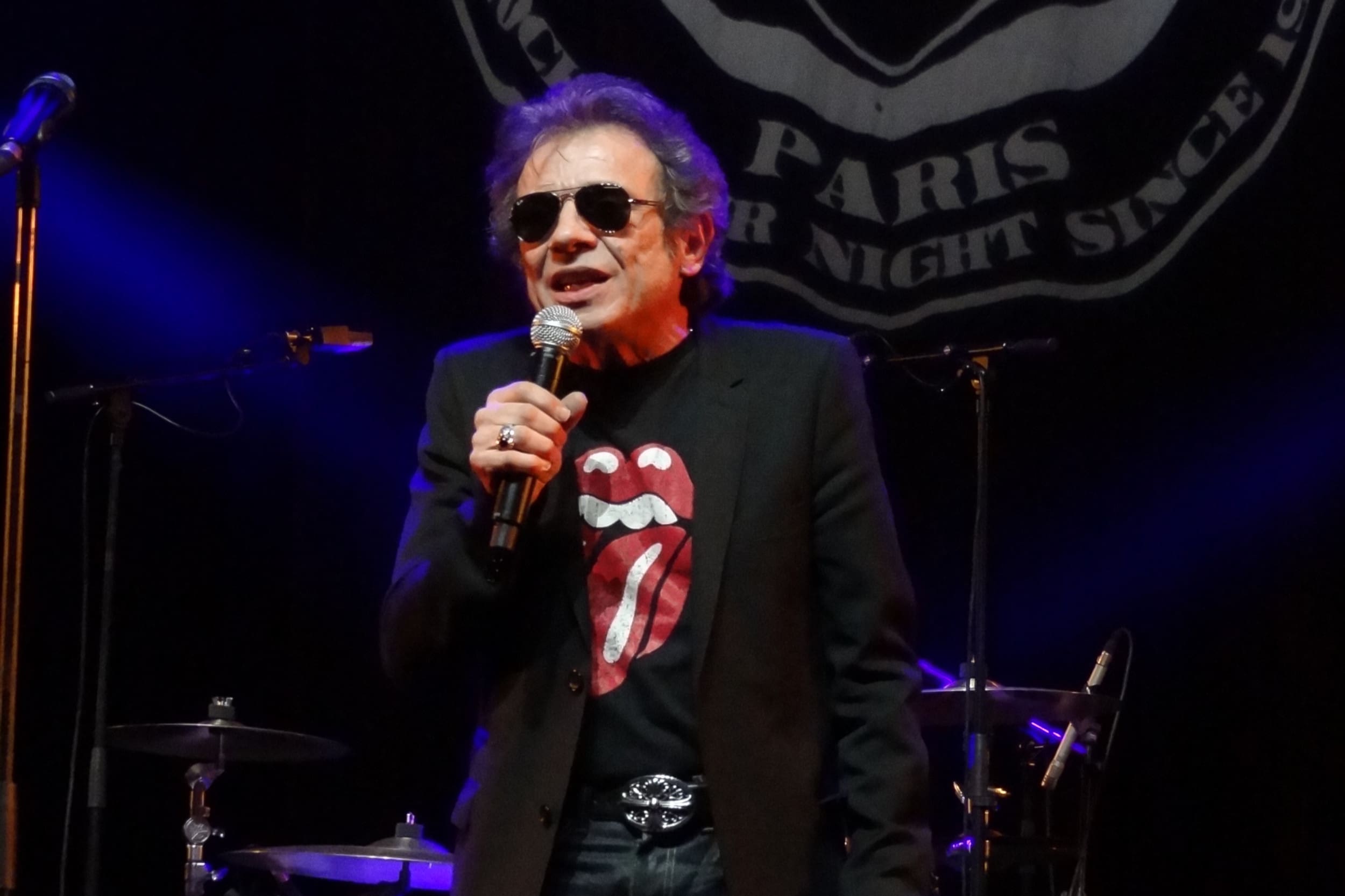 découvrez une anecdote drôle de philippe manœuvre sur scène, entre humour et musique, pour un moment de détente unique.