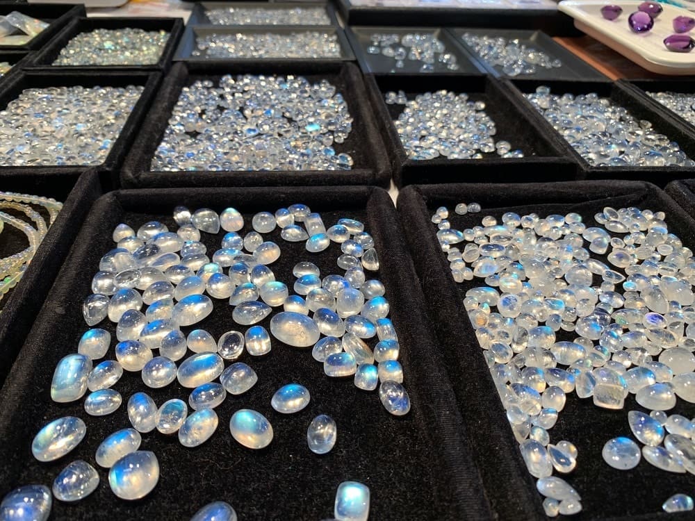 découvrez les mystères et vertus de la pierre de lune, une gemme fascinante aux propriétés énergétiques et spirituelles reconnues.