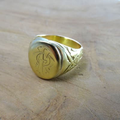 découvrez comment réparer vos bijoux hérités avec soin et préserver leur valeur sentimentale grâce à nos conseils d'experts en restauration de bijoux anciens.